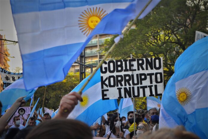 Banderazo en Córdoba contra políticas del Gobierno ...